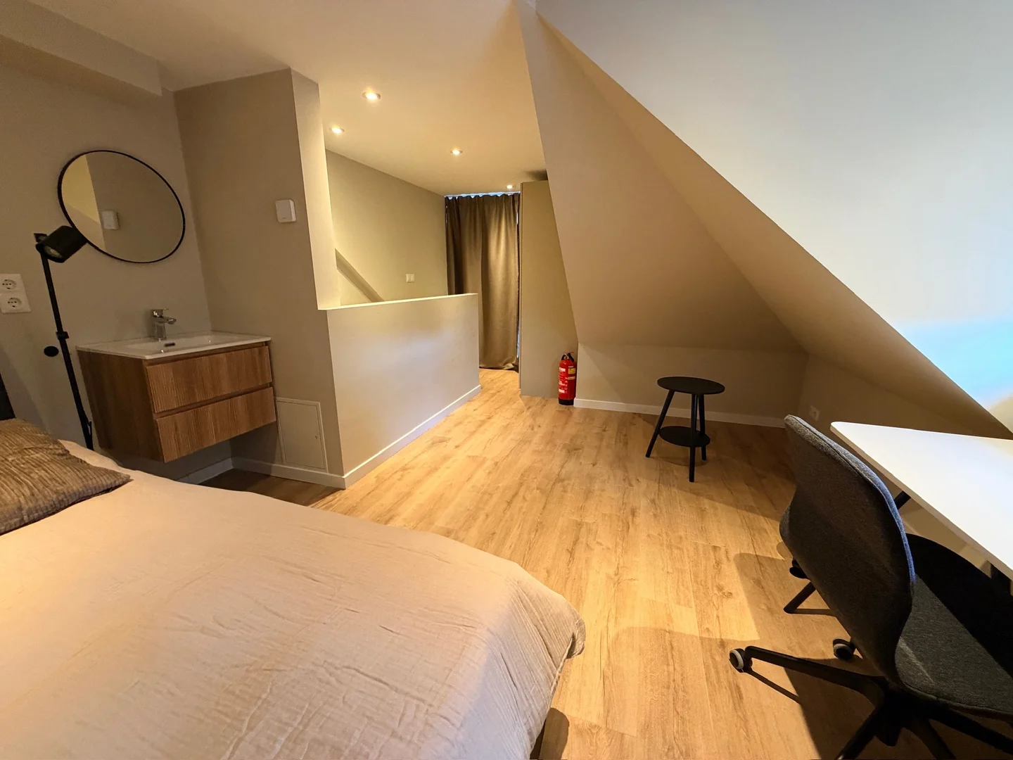 Habitación estudiantil luminosa y aireada con fácil acceso a la universidad en 