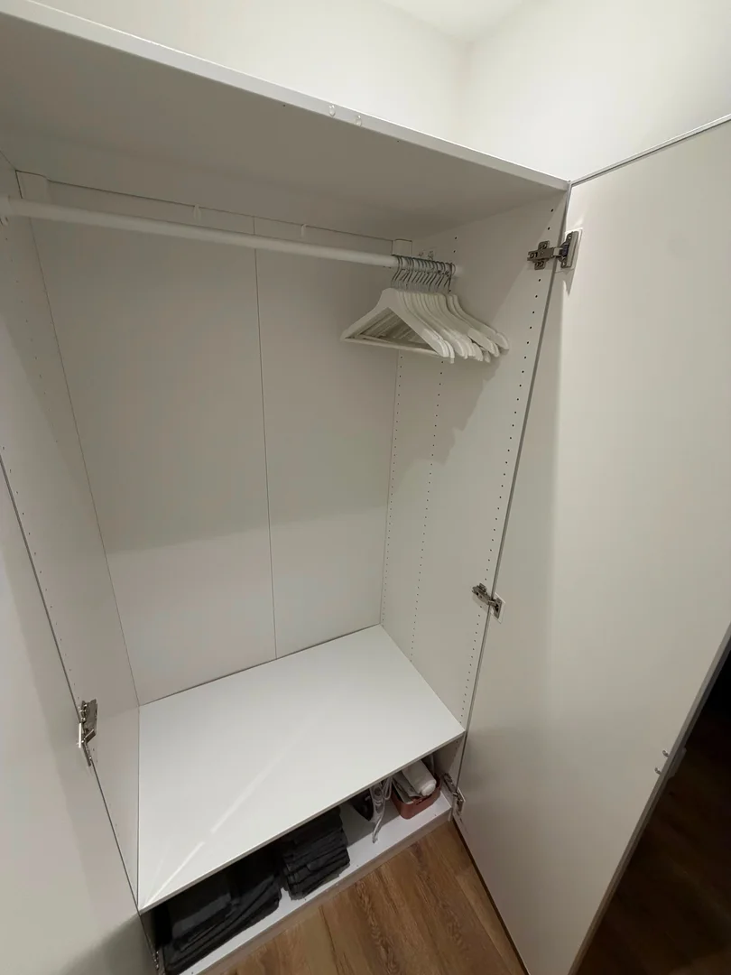 Quarto de estudante luminoso e arejado com acesso fácil à universidade em