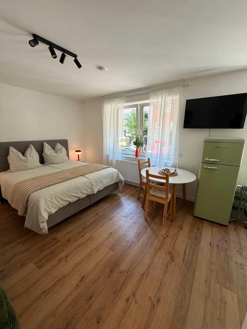 Quarto de estudante confortável e espaçoso em