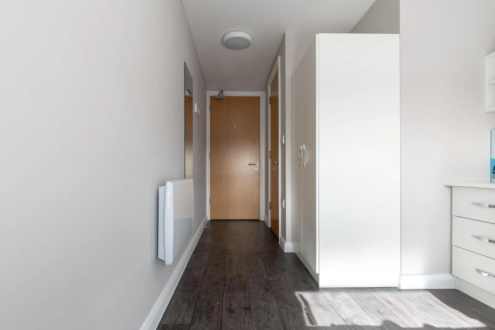Quarto de estudante confortável e espaçoso em 
