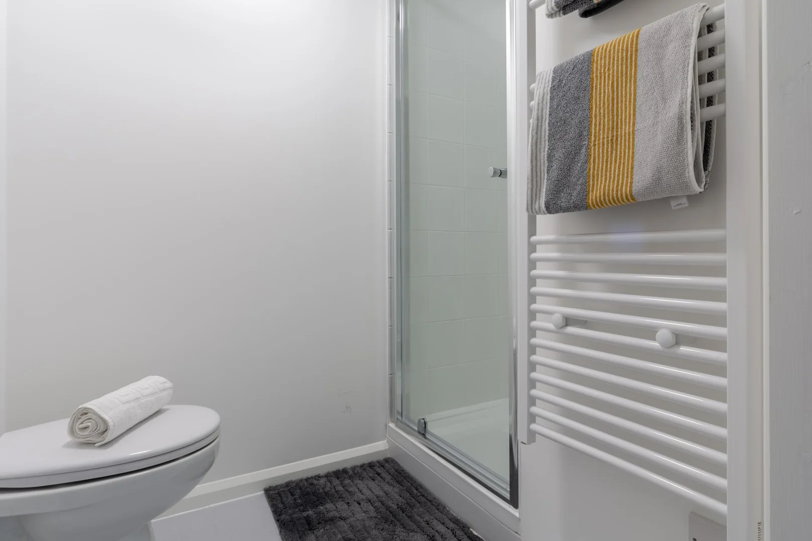 Quarto para alugar em apartamento de estudantes em , totalmente mobilado