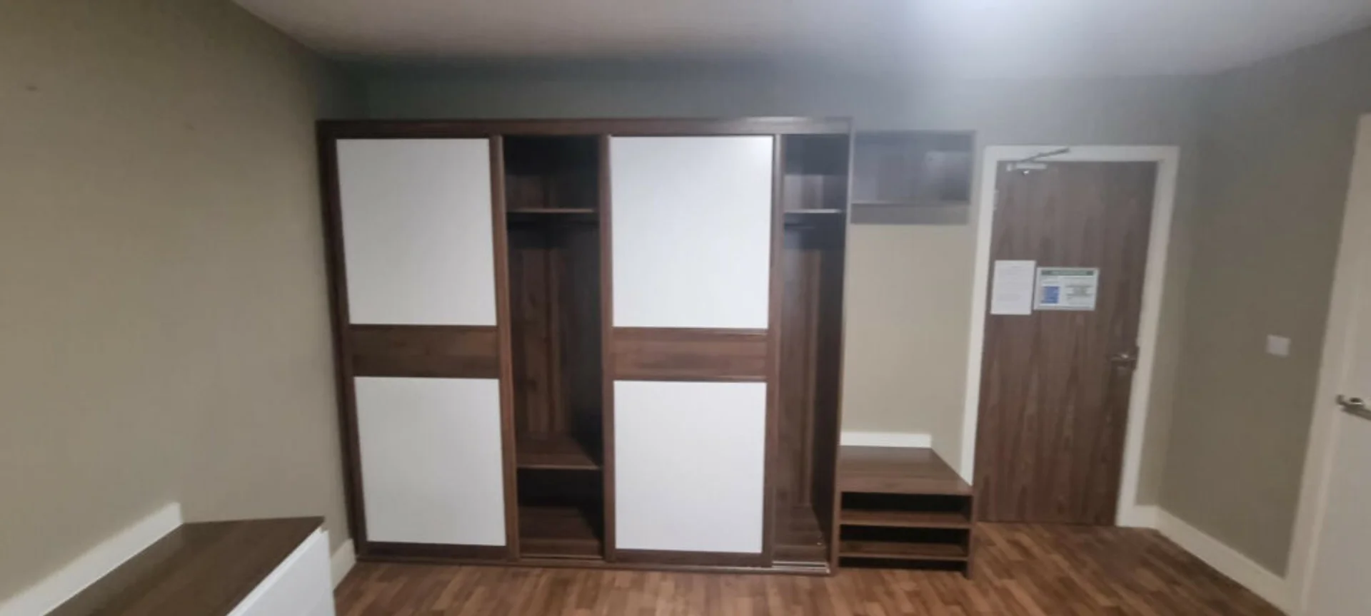 Apartamento estúdio acessível com características essenciais em 