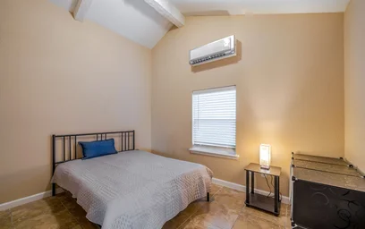 Gesamte Unterkunft im Wohnheim in der Street, TX, Houston, United States, 77088, bild 2 von 26