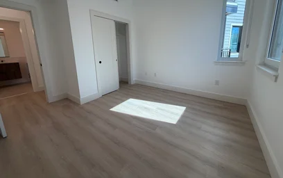 Modern and bright flat in {area}