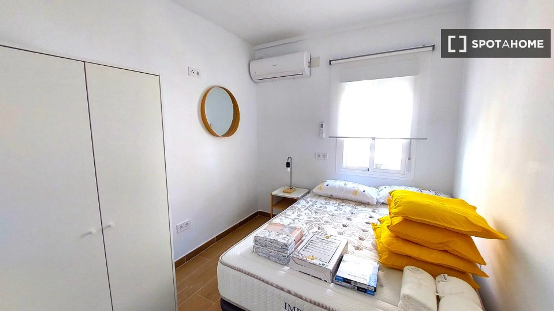 Functional student room perfect for studying in