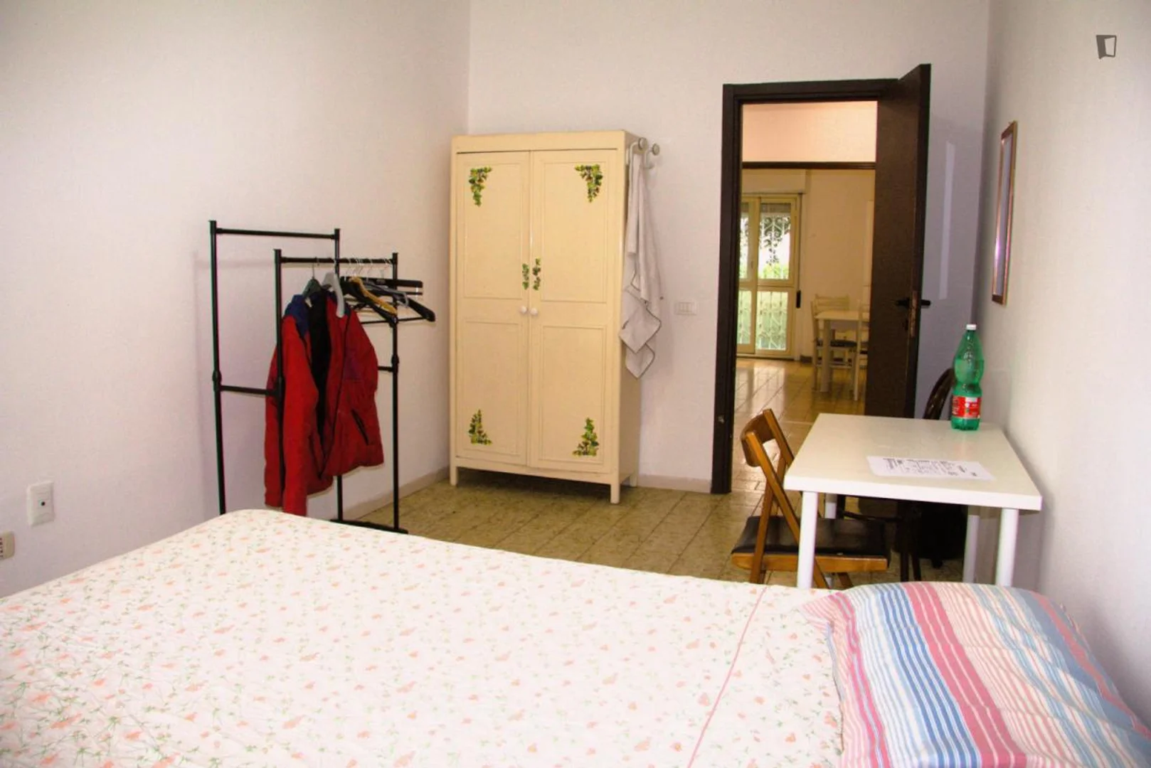 Chambre d'étudiant lumineuse et aérée avec accès facile à l'université dans 
