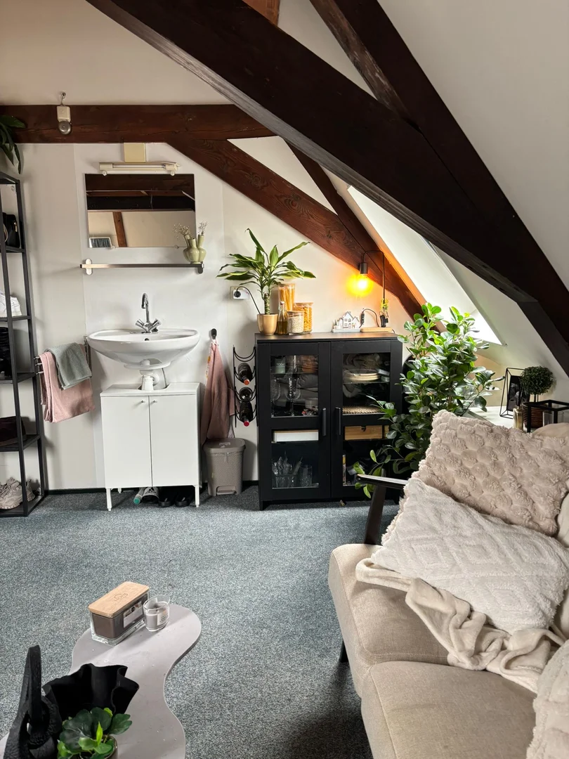 Quarto de estudante em  com área de estudo e instalações partilhadas