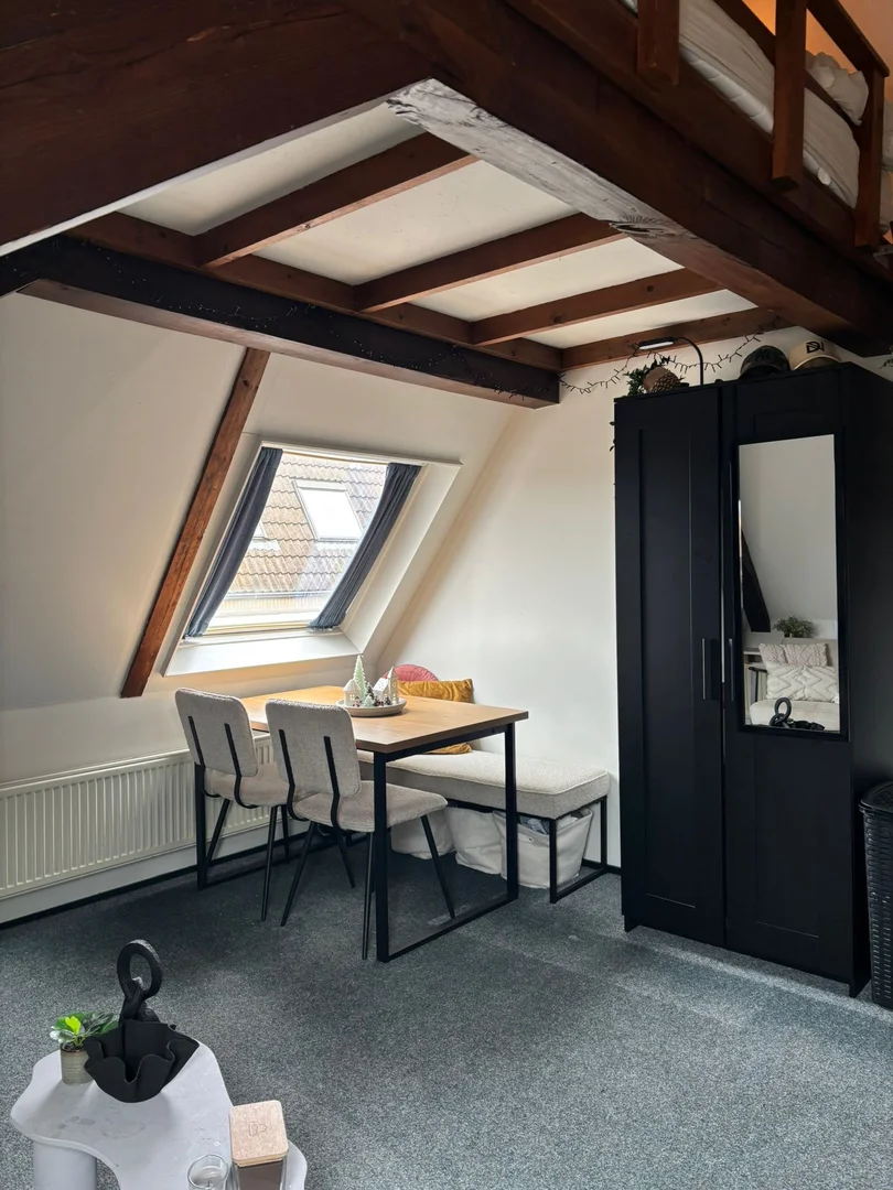 Quarto acessível para estudantes com iluminação ampla em 