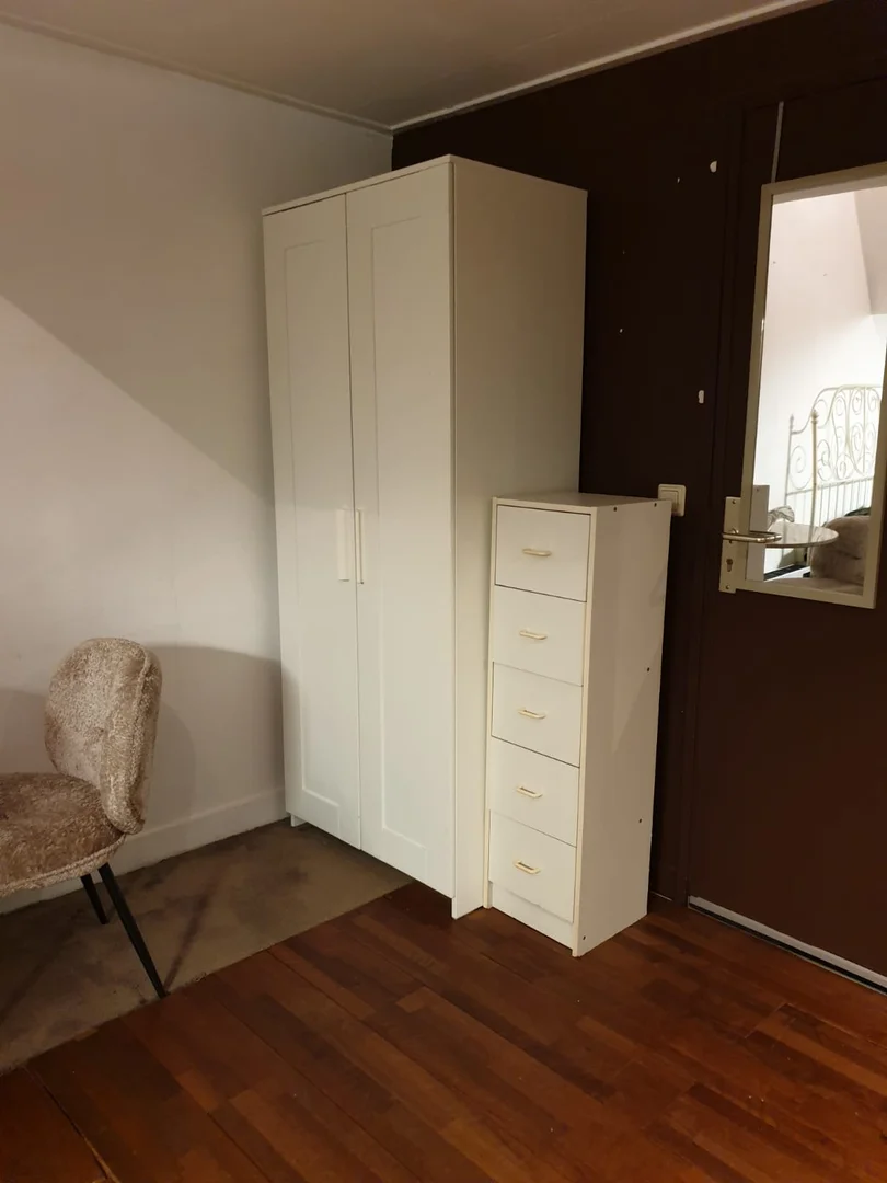 Habitación estudiantil funcional perfecta para estudiar en 