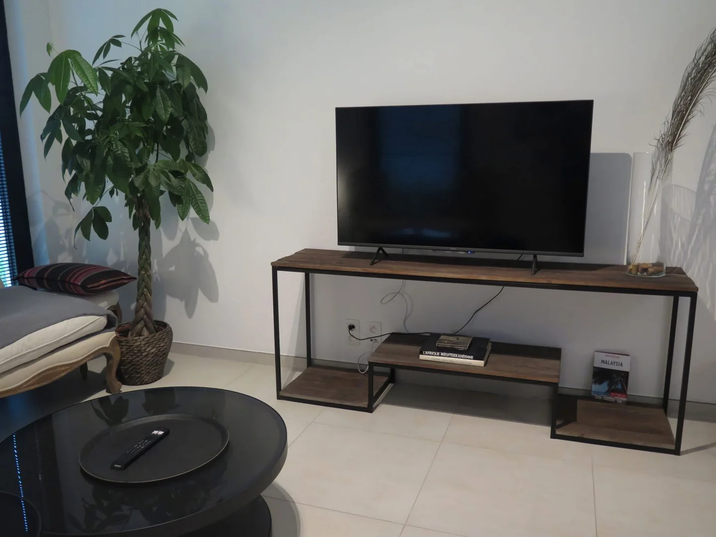 Habitación estudiantil luminosa y aireada con fácil acceso a la universidad en 