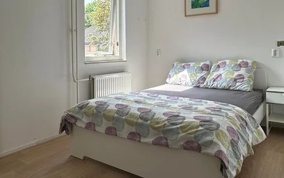 {area} de aylık kiralık oda