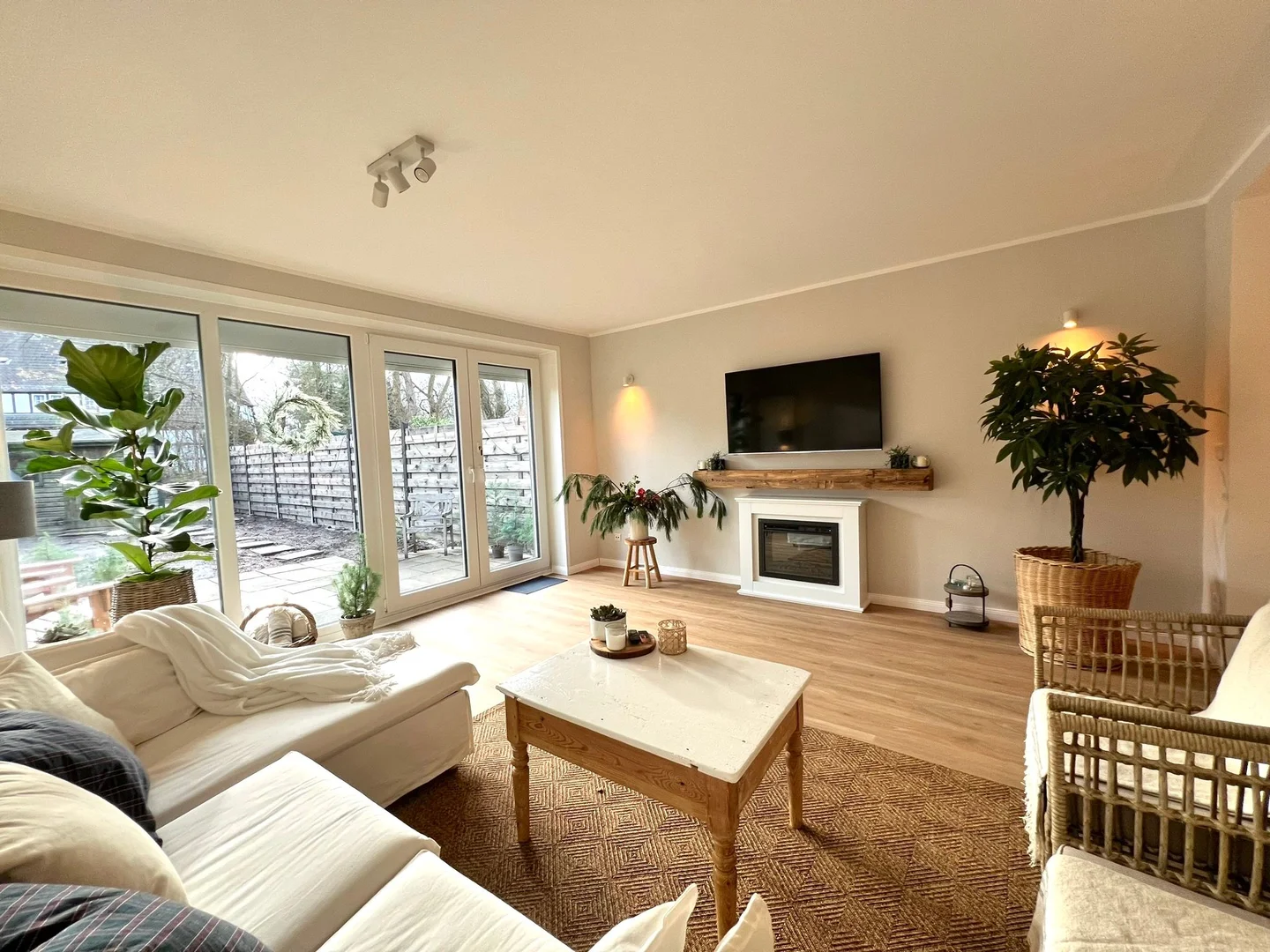 Student-friendly room in  with modern amenities