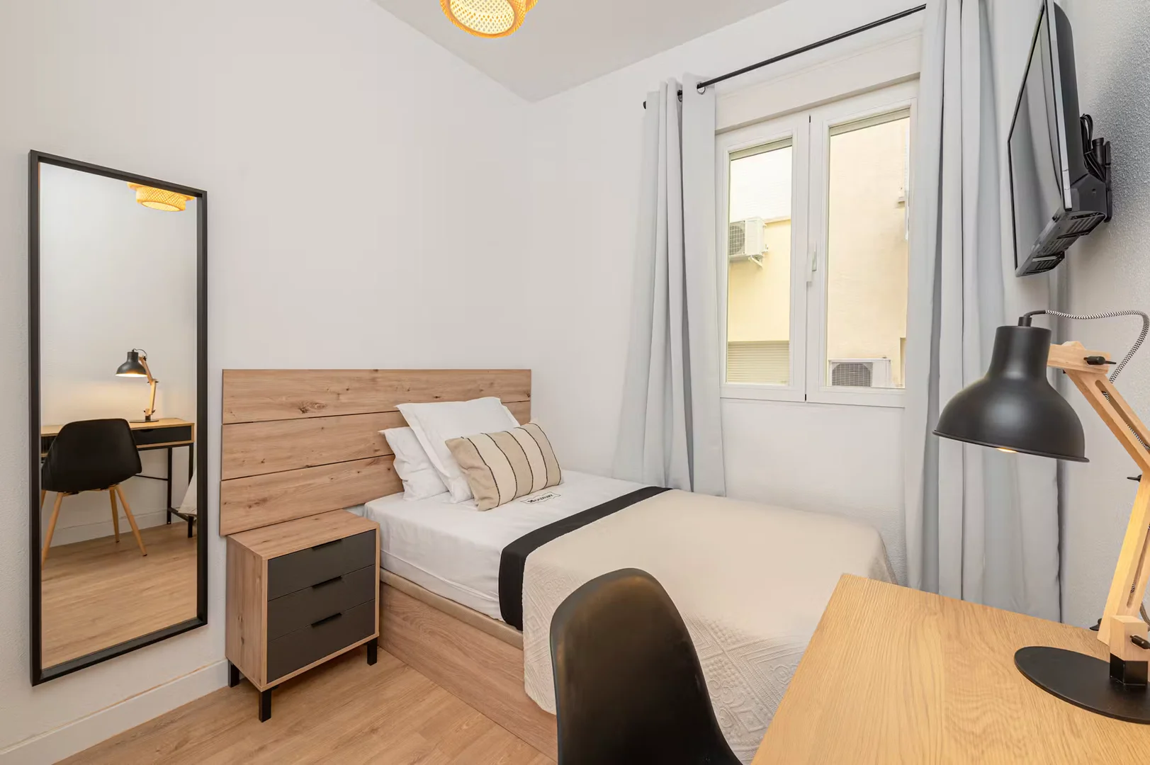 Habitación estudiantil funcional perfecta para estudiar en 