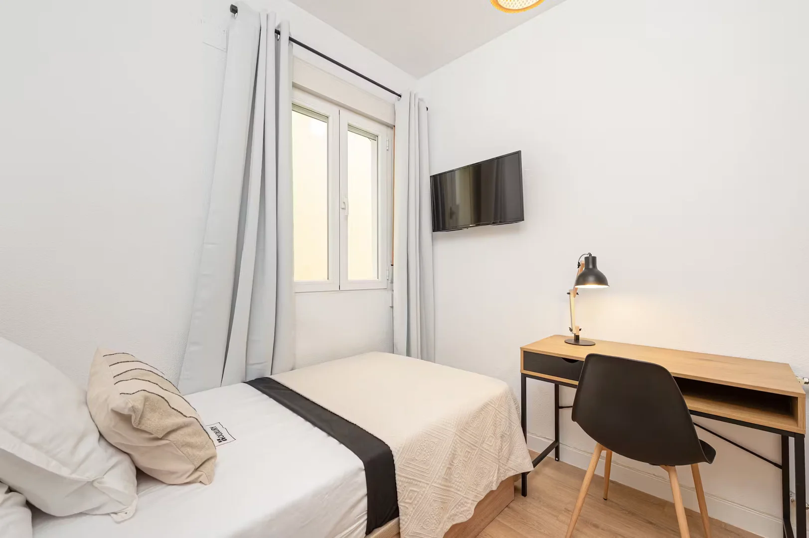 Habitación estudiantil luminosa y aireada con fácil acceso a la universidad en 