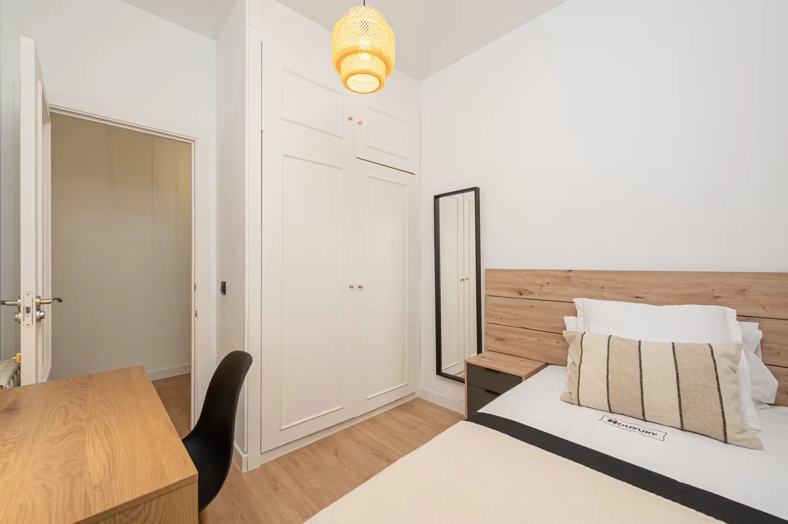 Habitación estudiantil funcional perfecta para estudiar en 