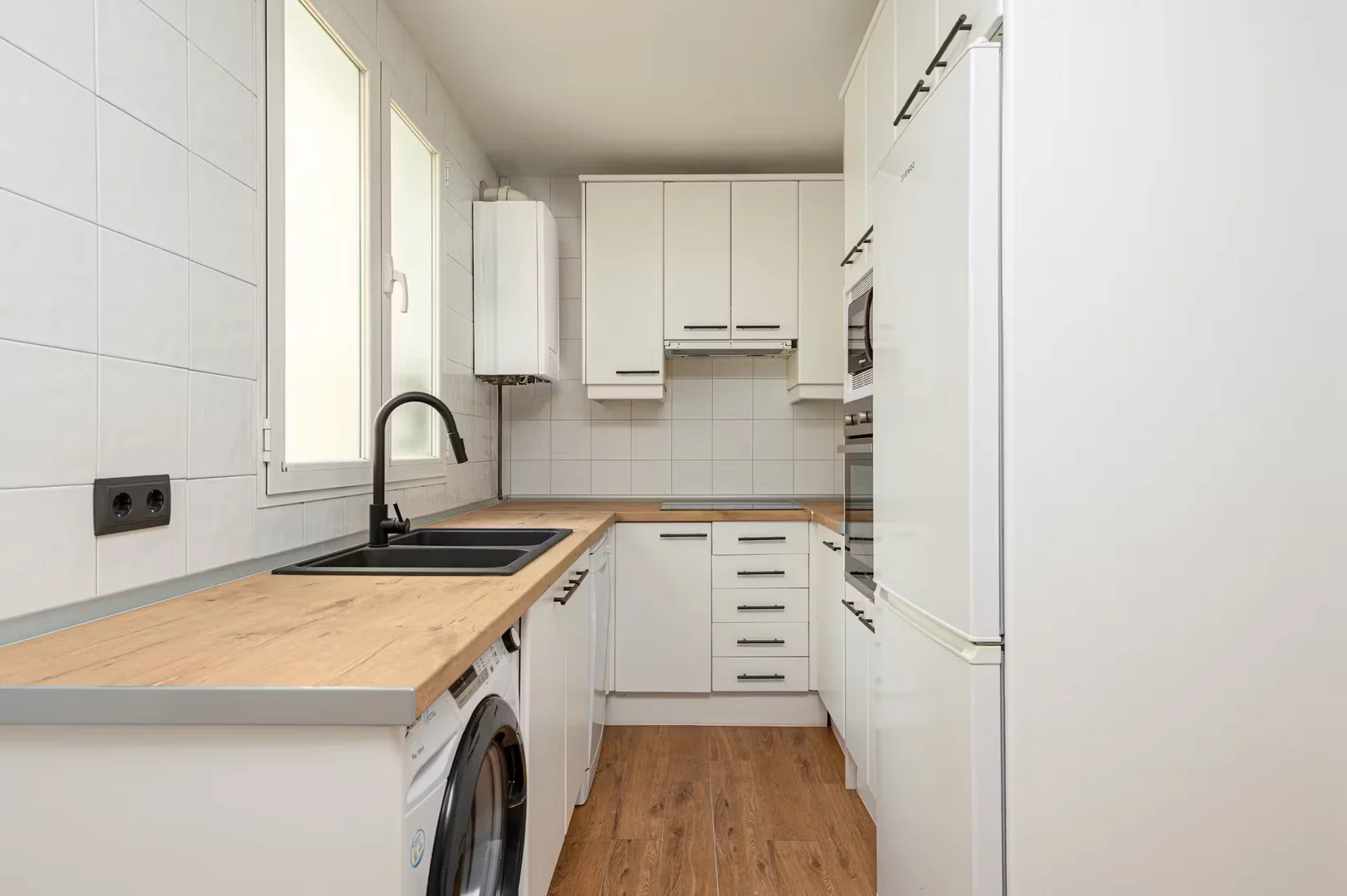 Habitación estudiantil funcional perfecta para estudiar en 