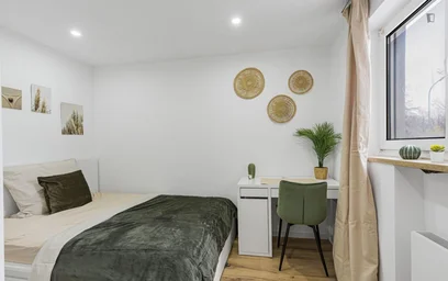 Private room at Aschenbrennerstr., image 2 of 10
