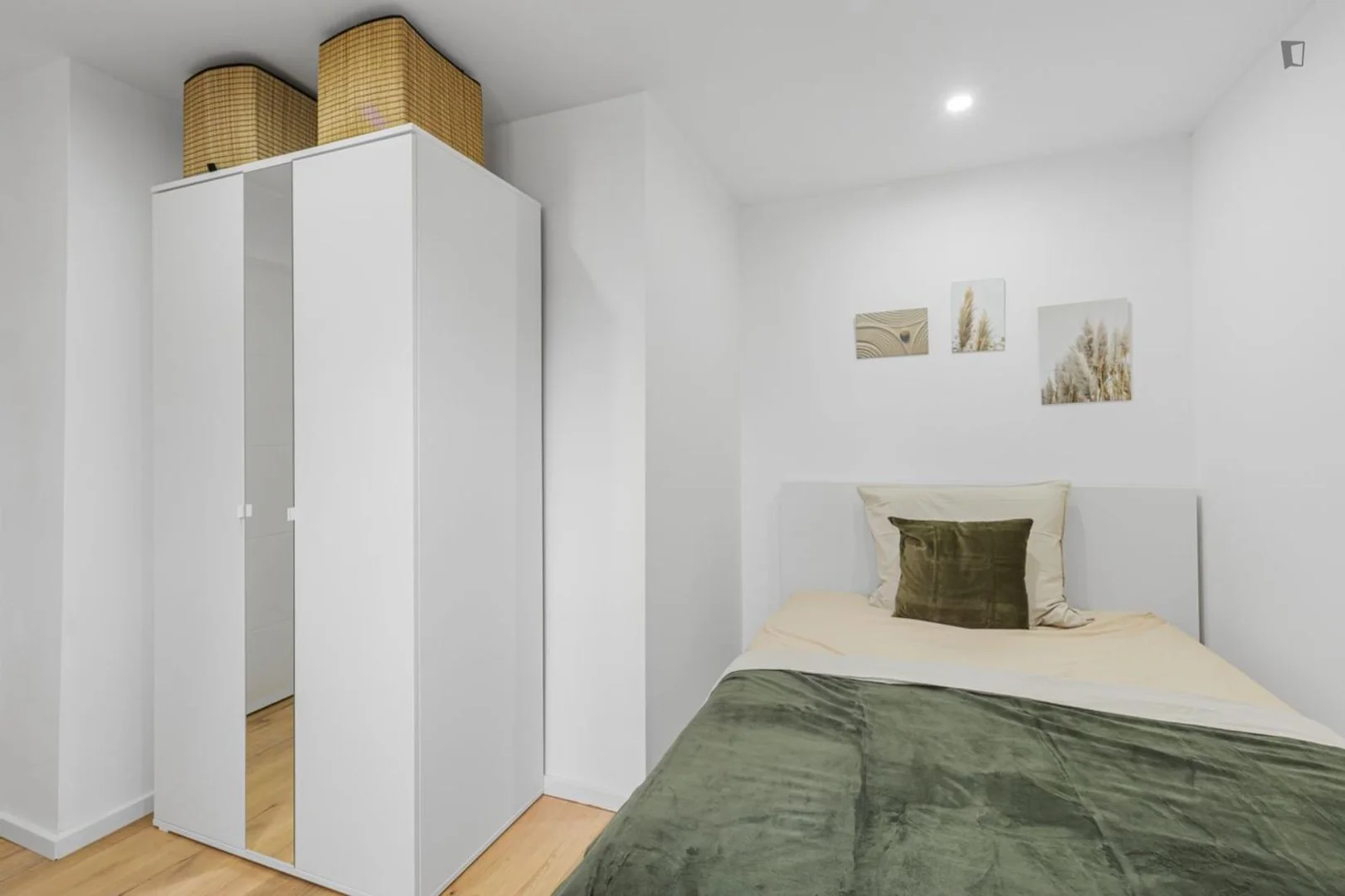 Bright and airy student room with easy university access in 