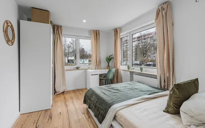 Bright private room in {area}