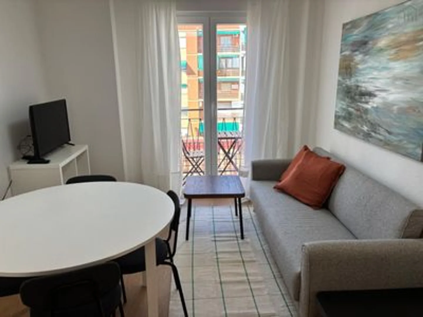 Affordable room for students with ample lighting in 