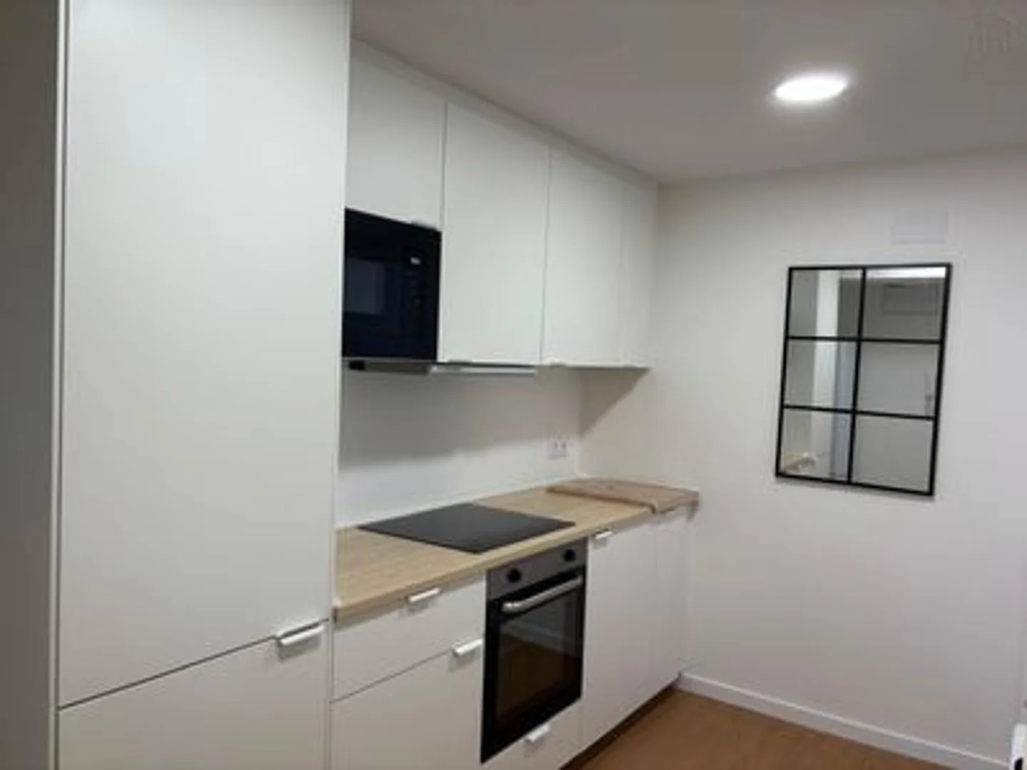 Bright and airy student room with easy university access in 