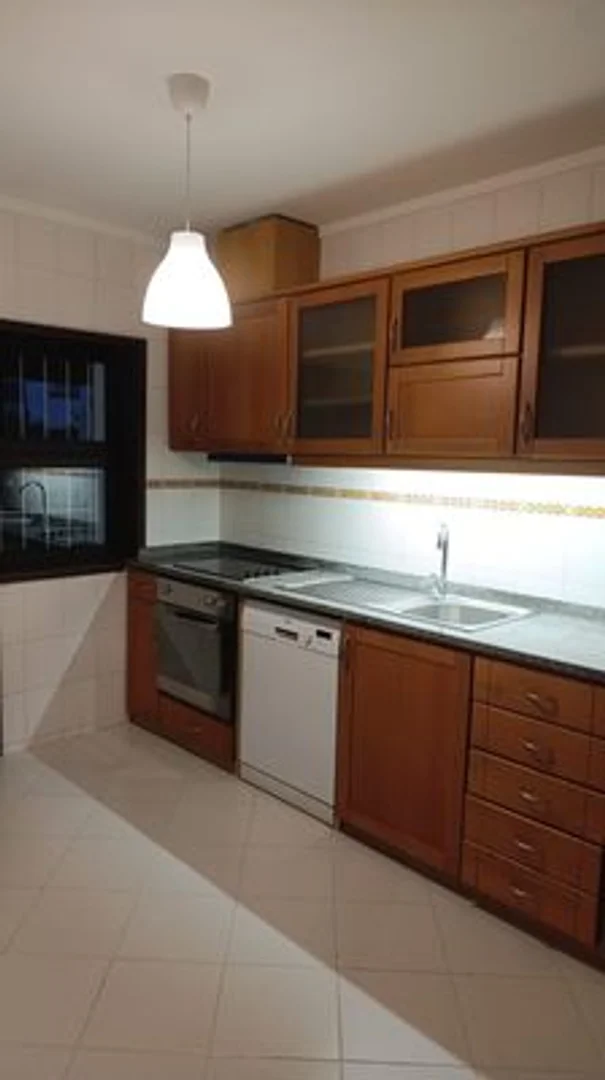 Stanza economica per studenti con ampia illuminazione in 