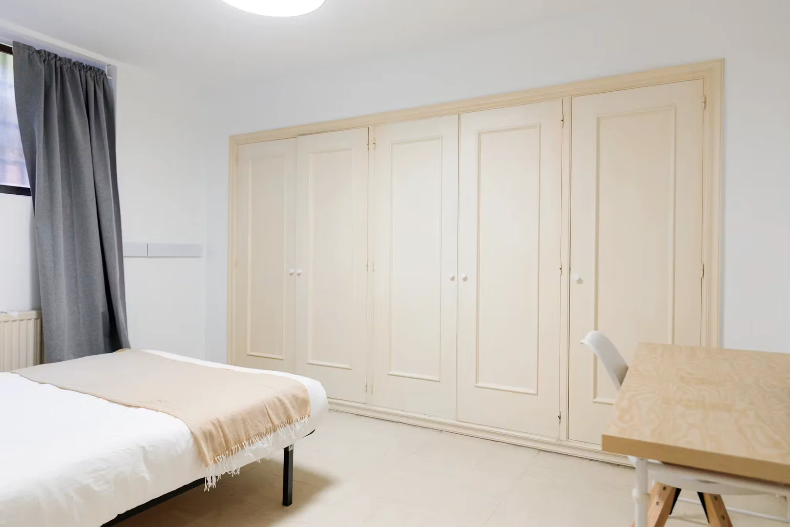 Habitación estudiantil luminosa y aireada con fácil acceso a la universidad en 