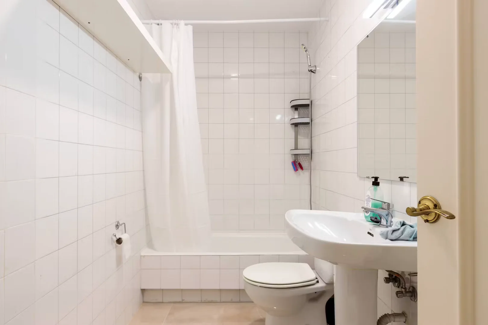 Habitación estudiantil amplia y cómoda en 
