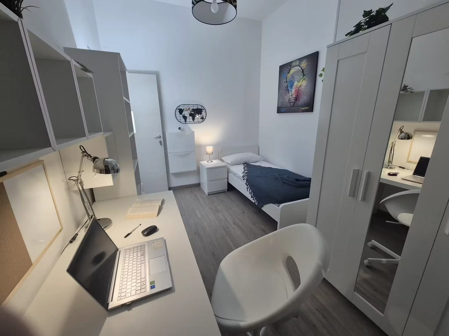 Quarto de estudante em  com área de estudo e instalações partilhadas
