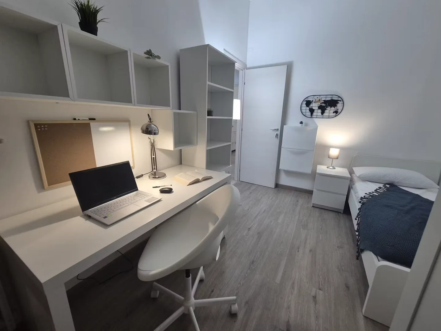 Quarto de estudante económico com localização conveniente em 
