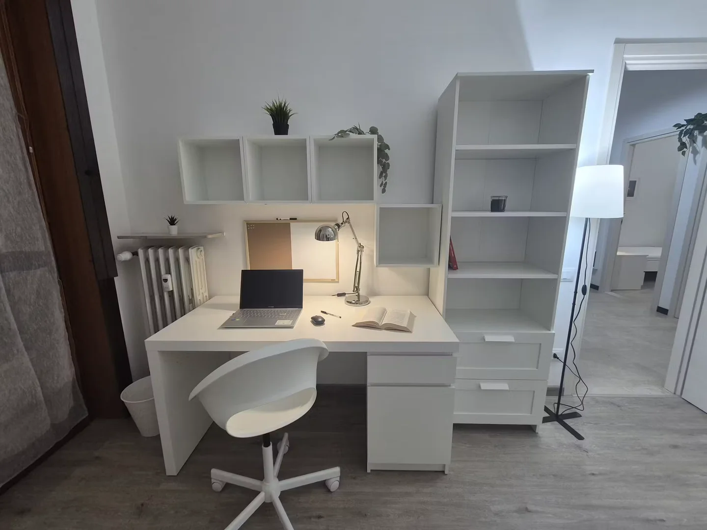 Quarto de estudante confortável e espaçoso em 