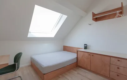 Quarto para alugar com cama de casal em {area}