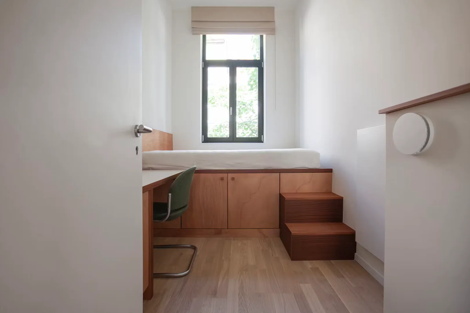 Quarto de estudante confortável e espaçoso em