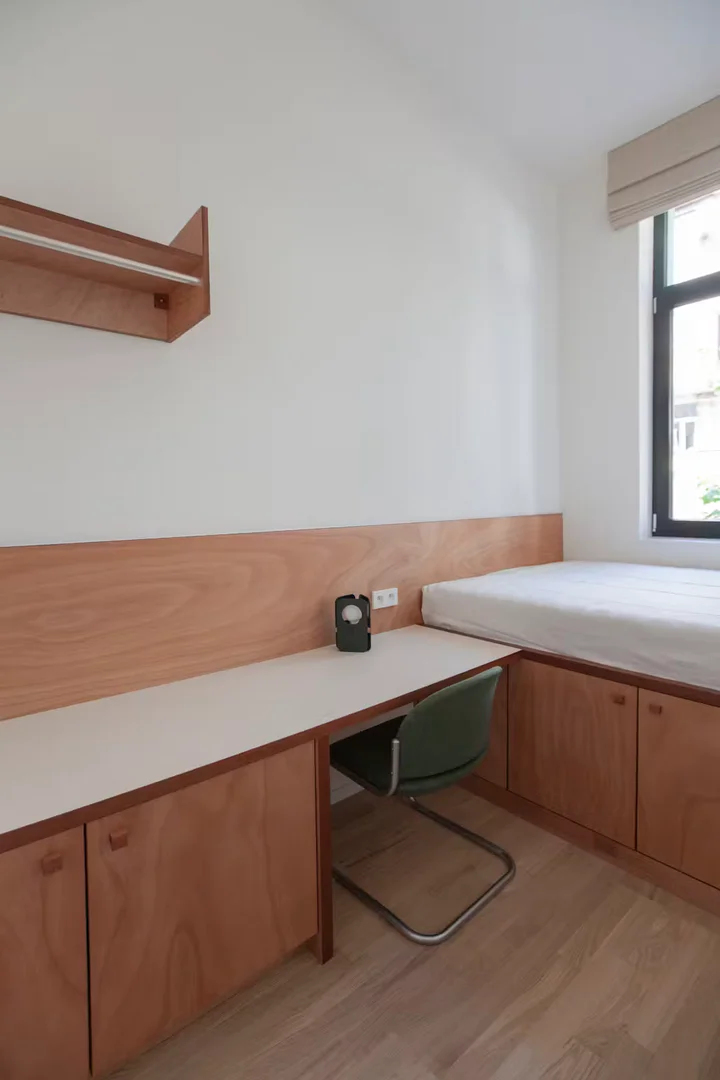 Quarto de estudante luminoso e arejado com acesso fácil à universidade em