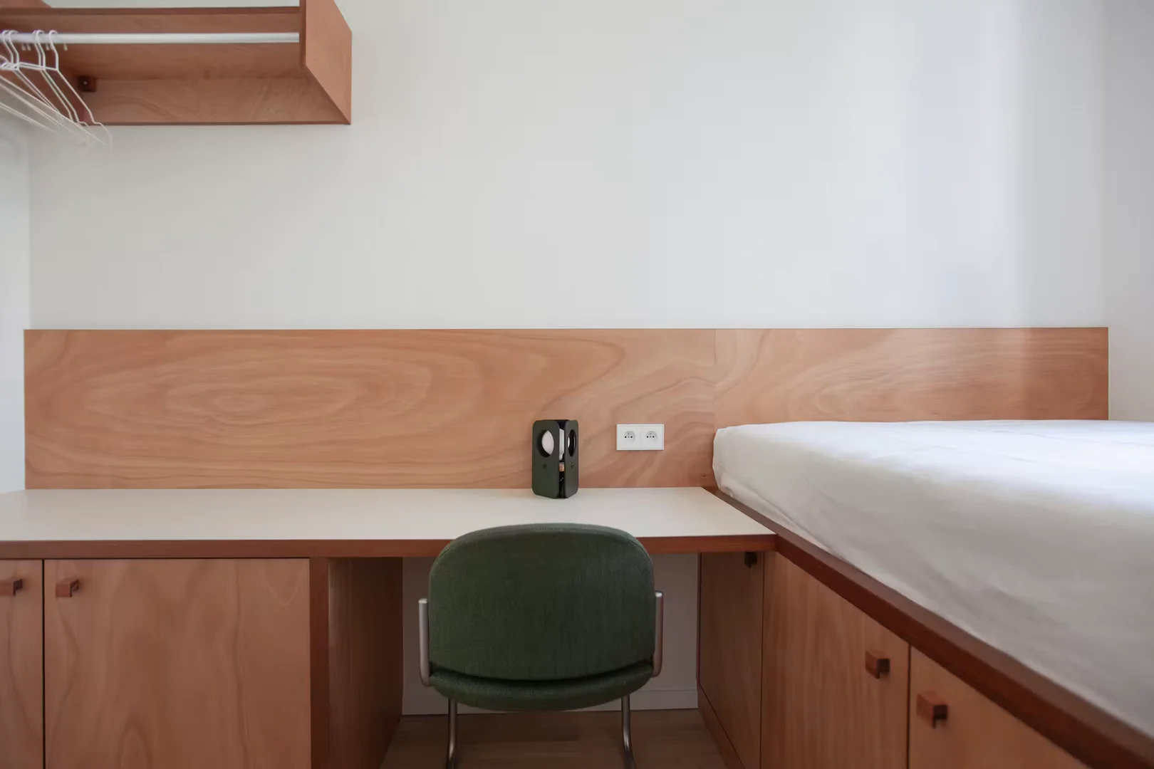 Quarto acessível para estudantes com iluminação ampla em