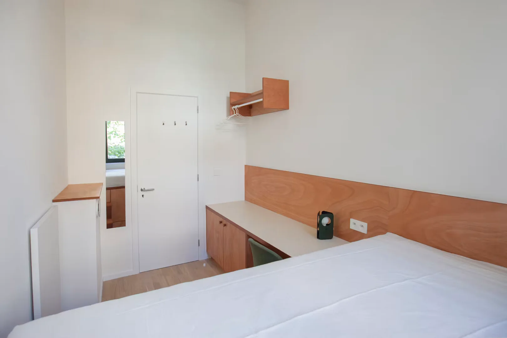 Quarto de estudante em com área de estudo e instalações partilhadas