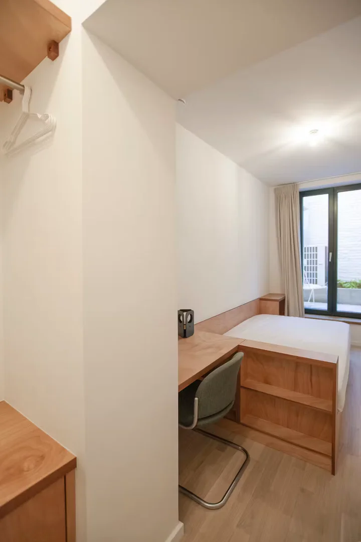 Quarto de estudante confortável e espaçoso em