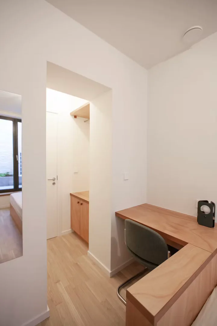 Quarto de estudante em com área de estudo e instalações partilhadas
