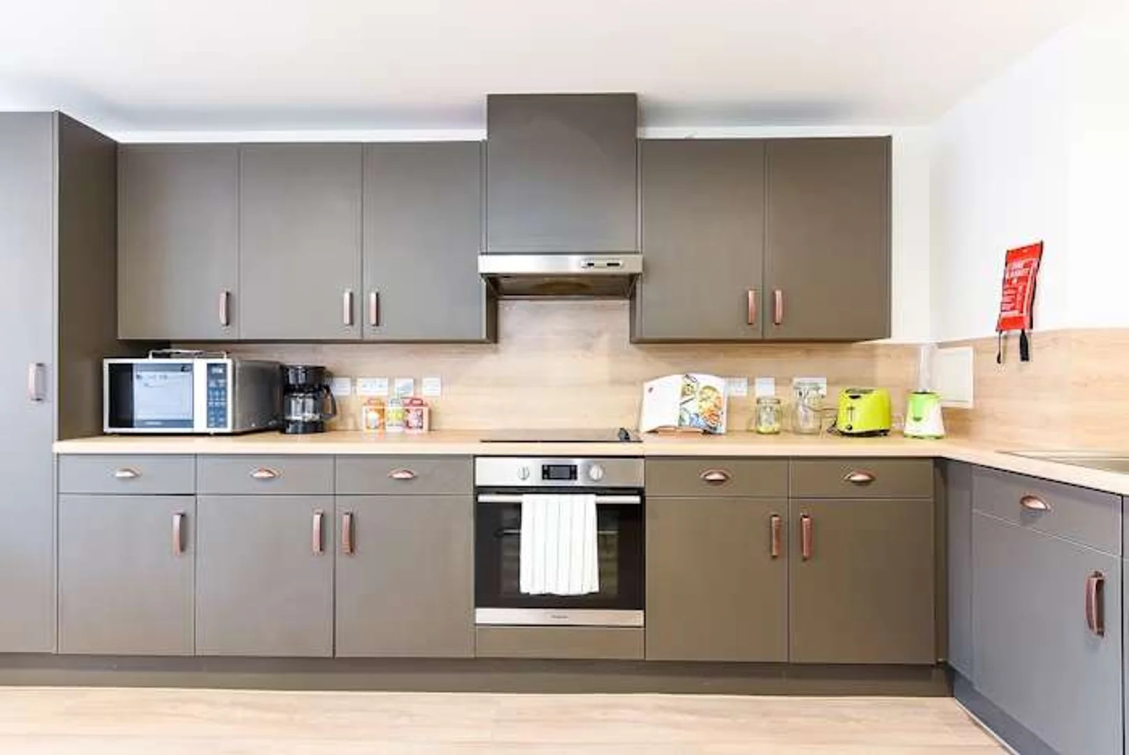 Habitación estudiantil amplia y cómoda en 