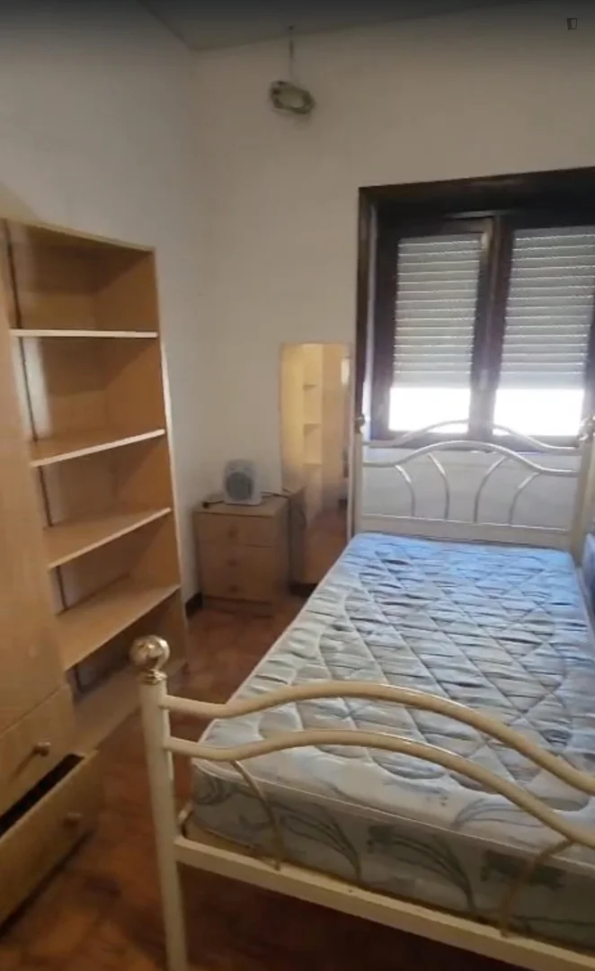 'da öğrenciler için yeterli aydınlatmaya sahip uygun fiyatlı oda