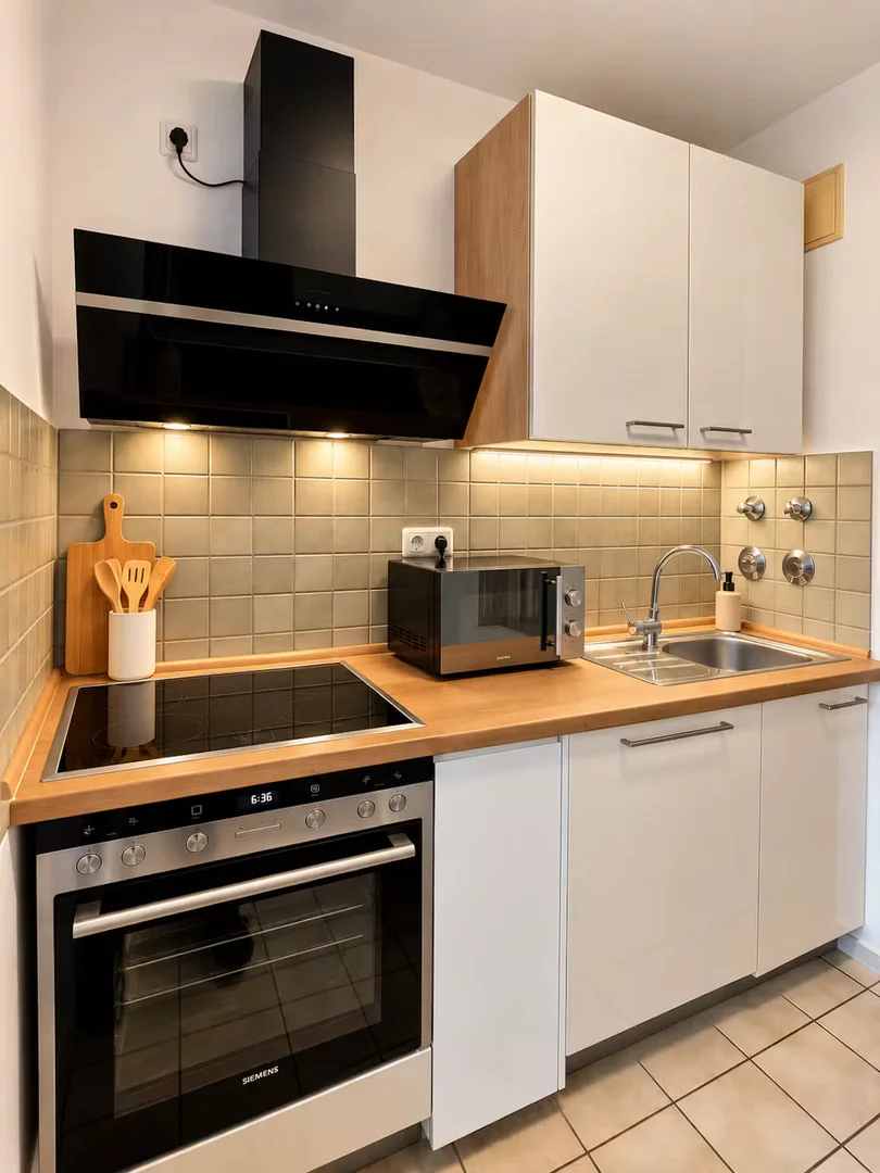 Bright and airy student room with easy university access in 