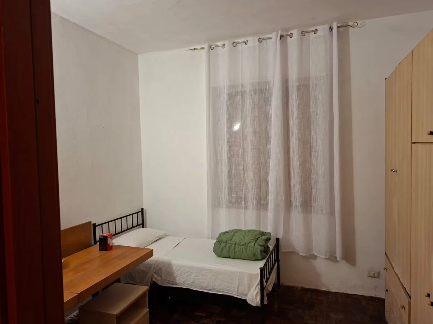 Chambre abordable pour les étudiants avec un bon éclairage dans 