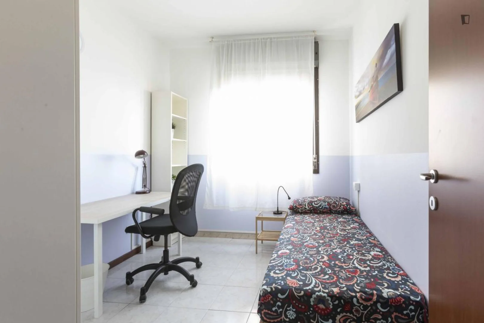 Chambre d'étudiant à avec espace d'étude et installations communes