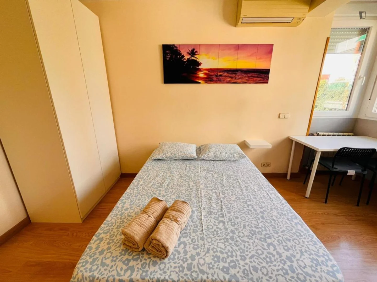 Cozy room for students available in 