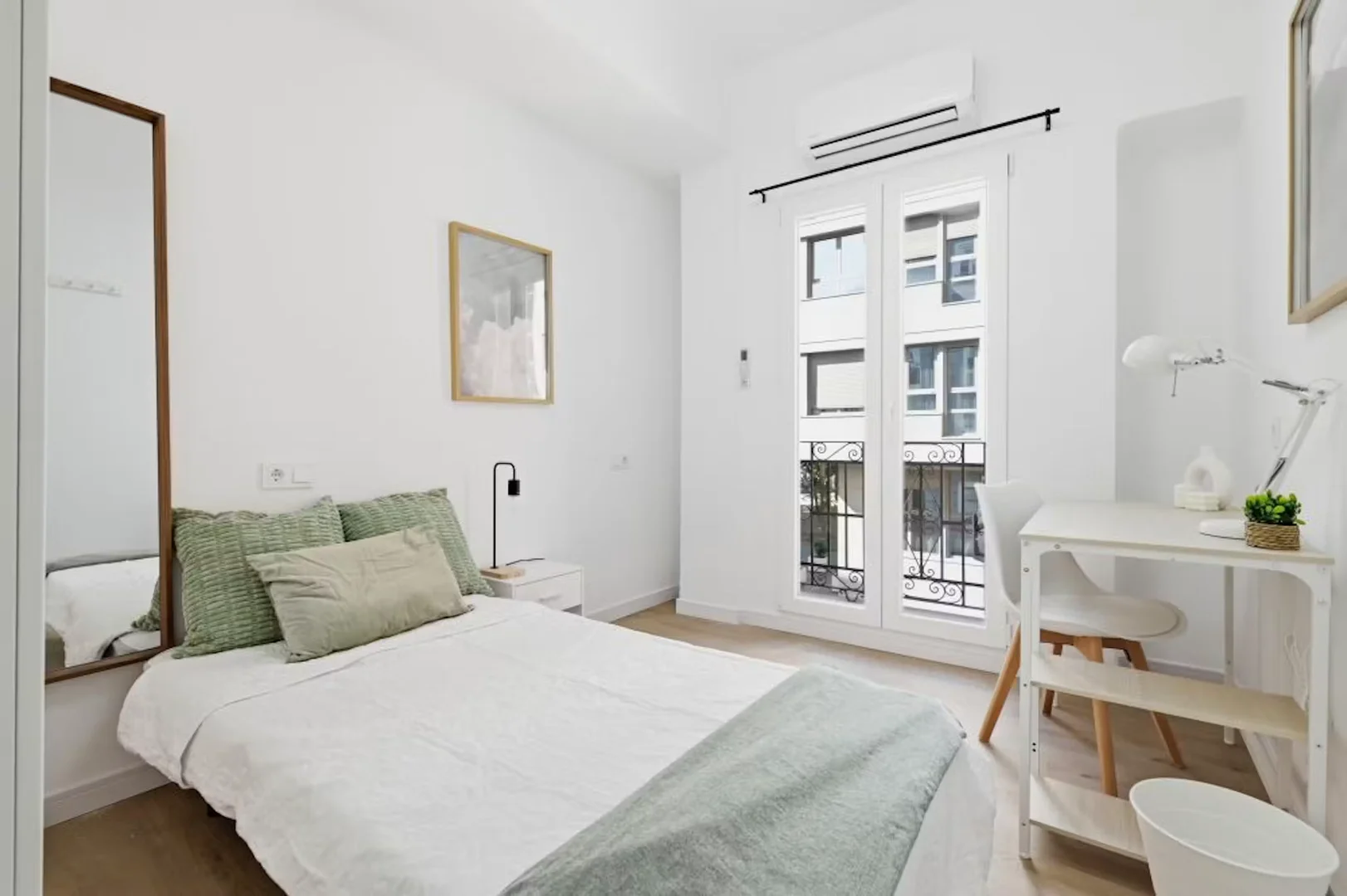 Comfortable and spacious student room in 