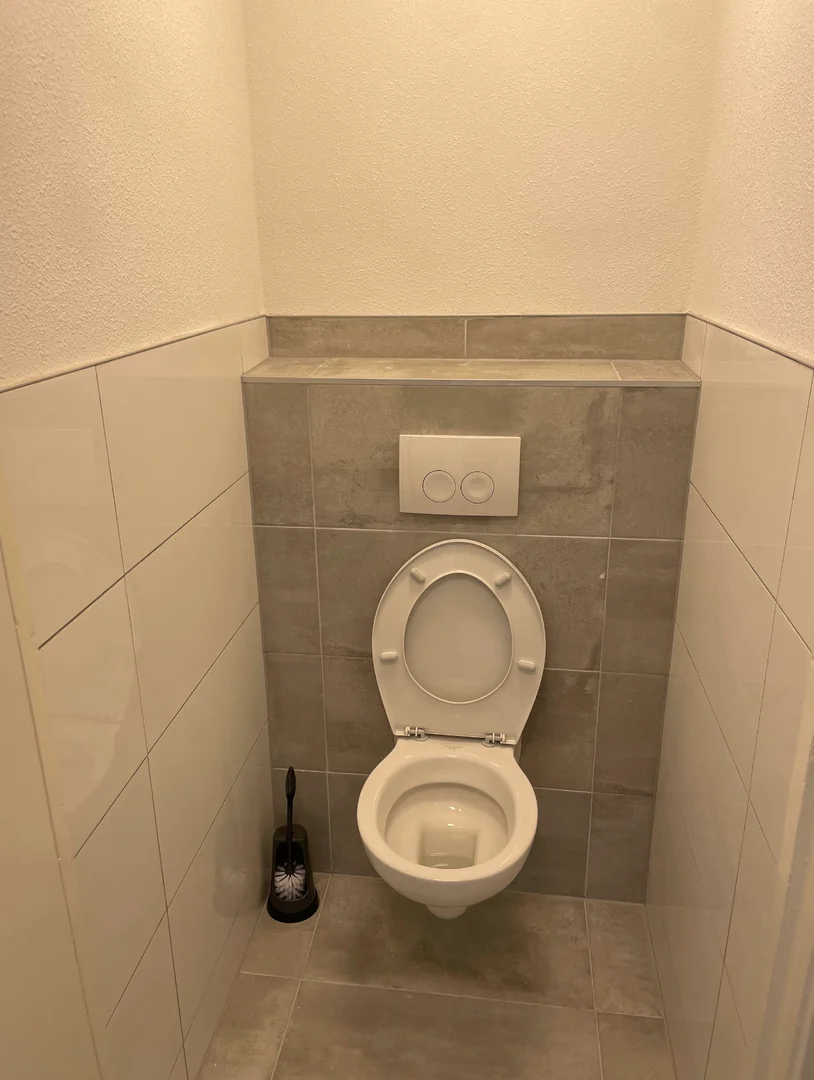 Quarto de estudante em com área de estudo e instalações partilhadas