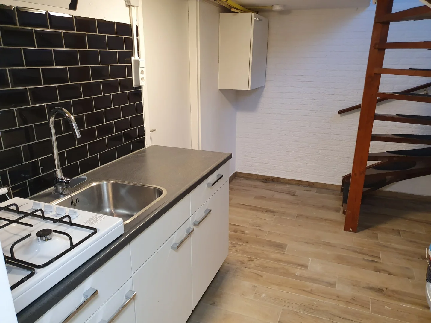  bölgesindeki öğrenciler için tam donanımlı stüdyo daire