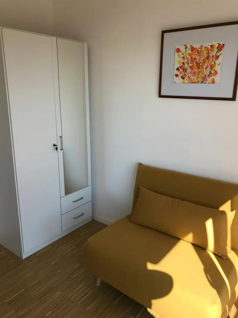 Habitación estudiantil económica cerca del campus en 