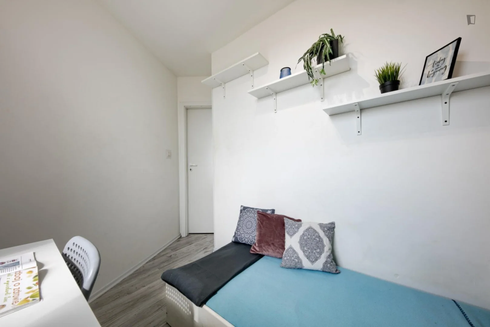Functional student room perfect for studying in 
