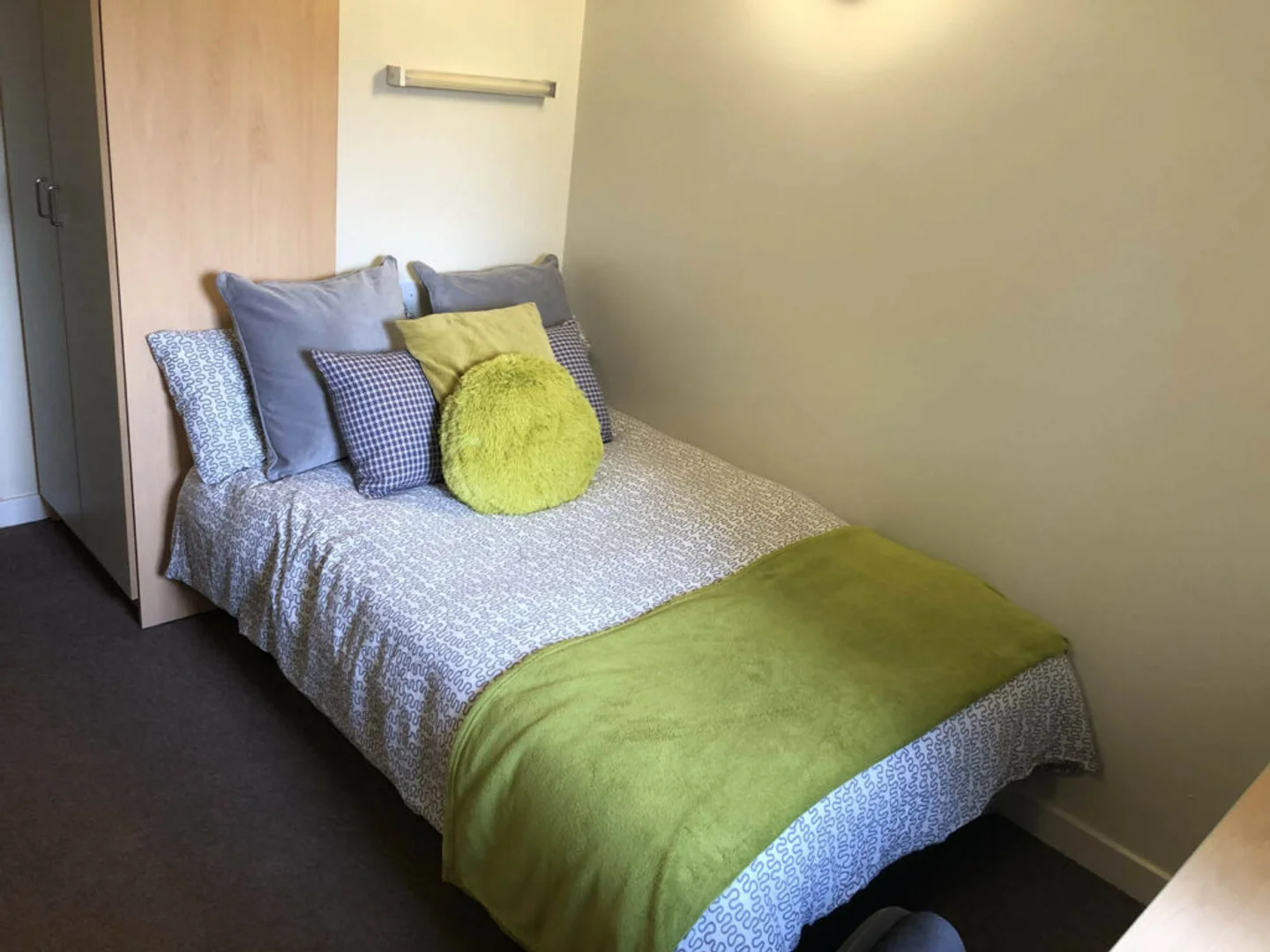Functional student room perfect for studying in 